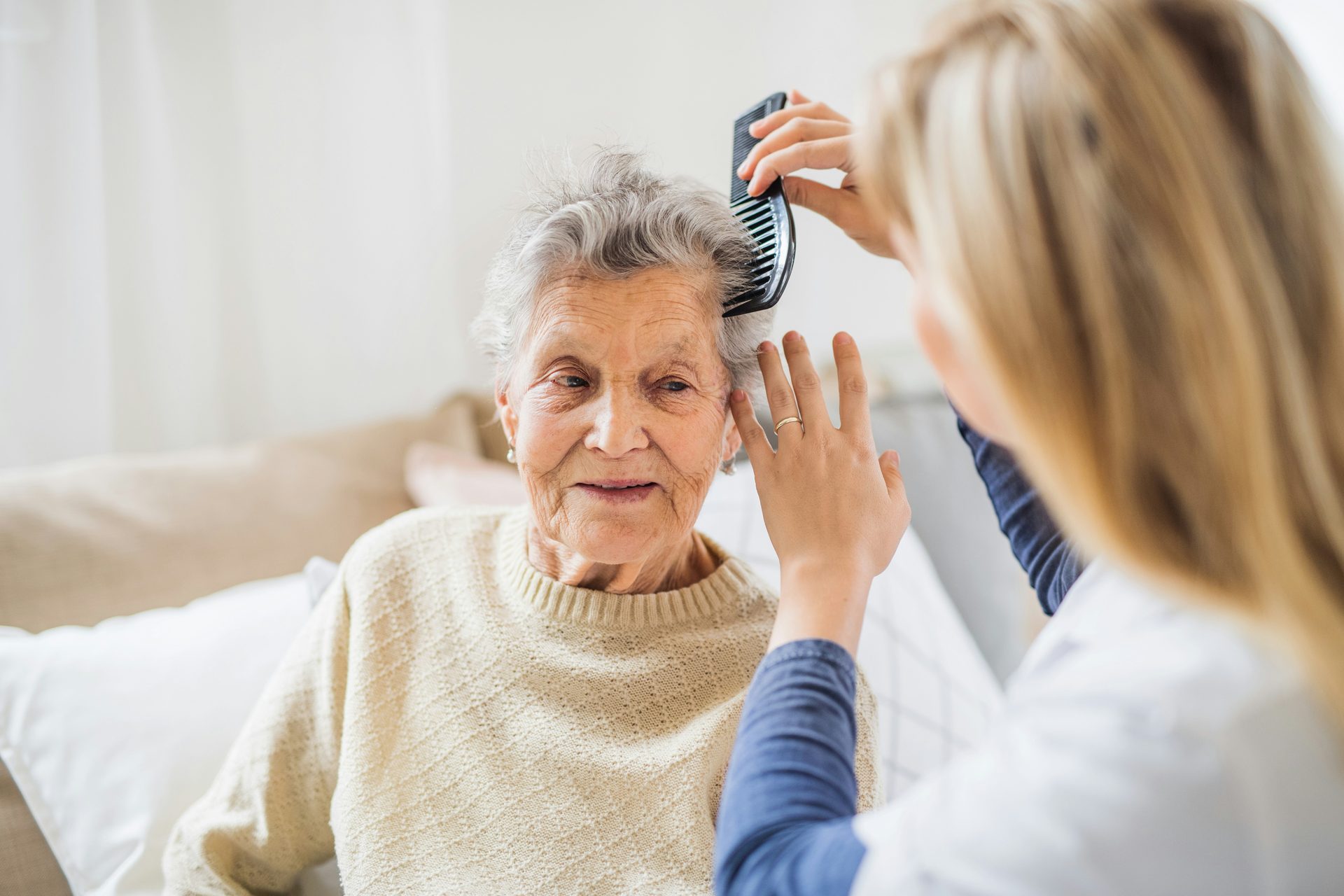 Czesanie włosów seniorce